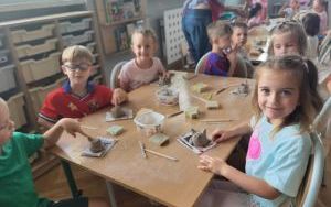 Pszczółki tworzą kotka z gliny (3)