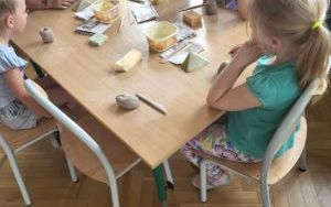 Pszczółki tworzą kotka z gliny (5)