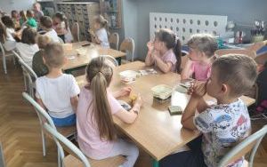 Pszczółki tworzą kotka z gliny (7)