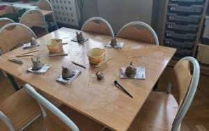 Pszczółki tworzą kotka z gliny (8)