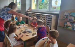 Pszczółki tworzą kotka z gliny (8)