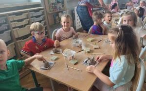 Pszczółki tworzą kotka z gliny (7)