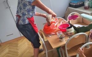 Pszczółki tworzą kotka z gliny (5)