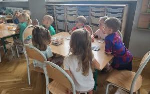 Pszczółki tworzą kotka z gliny (9)
