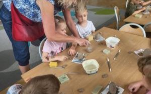 Pszczółki tworzą kotka z gliny (10)