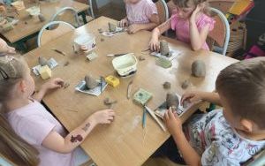 Pszczółki tworzą kotka z gliny (6)