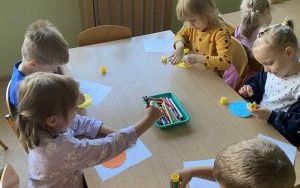 Międzynarodowy Dzień Kropki w grupie „Słoneczka” (15)