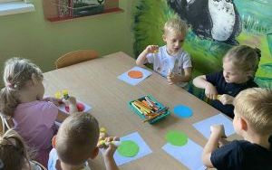 Międzynarodowy Dzień Kropki w grupie „Słoneczka” (16)