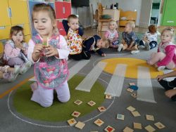 Krasnale poznają zasady ruchu pieszych (3)