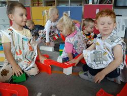 Krasnale poznają zasady ruchu pieszych (4)