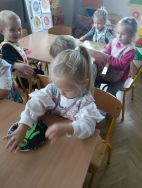 Krasnale poznają zasady ruchu pieszych (8)