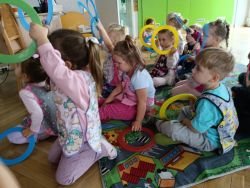 Krasnale poznają zasady ruchu pieszych (11)