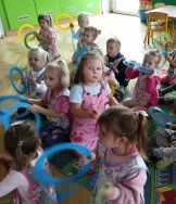 Krasnale poznają zasady ruchu pieszych (1)