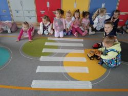 Krasnale poznają zasady ruchu pieszych (20)