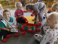 Krasnale poznają zasady ruchu pieszych (2)
