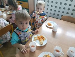 Krasnale poznają zasady ruchu pieszych (4)