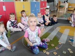 Krasnale poznają zasady ruchu pieszych (5)