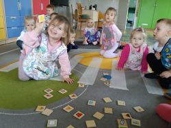Krasnale poznają zasady ruchu pieszych (6)