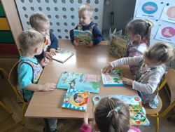 Krasnale poznają zasady ruchu pieszych (7)