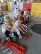 Krasnale poznają zasady ruchu pieszych (9)