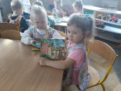 Krasnale poznają zasady ruchu pieszych (10)