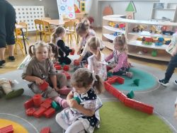 Krasnale poznają zasady ruchu pieszych (13)