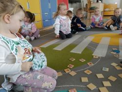 Krasnale poznają zasady ruchu pieszych (14)
