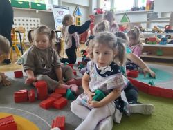 Krasnale poznają zasady ruchu pieszych (18)