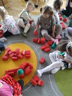 Krasnale poznają zasady ruchu pieszych (2)
