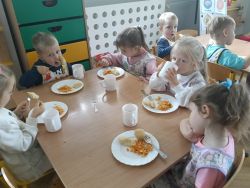 Krasnale poznają zasady ruchu pieszych (7)