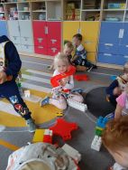 Krasnale poznają zasady ruchu pieszych (8)