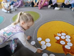 Krasnale lubią jesień (10)