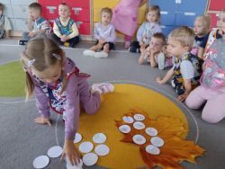Krasnale lubią jesień (11)