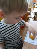 Krasnale lubią jesień (8)