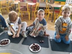 Krasnale lubią jesień (15)