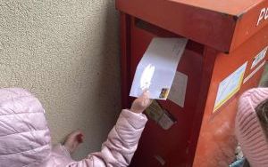 Słoneczka poznają zawód listonosza  (2)