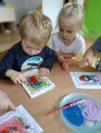 Krasnale poznają zawód listonosza (4)
