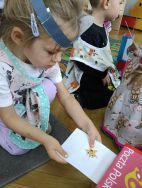 Krasnale poznają zawód listonosza (7)