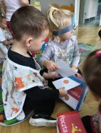 Krasnale poznają zawód listonosza (11)