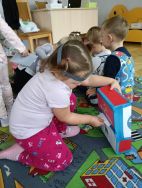 Krasnale poznają zawód listonosza (12)
