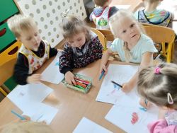 Krasnale poznają zawód listonosza (18)