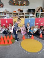 Krasnale poznają zawód listonosza (3)