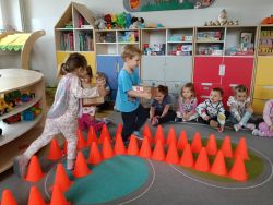 Krasnale poznają zawód listonosza (7)