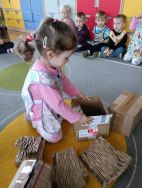 Krasnale poznają zawód listonosza (8)