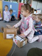 Krasnale poznają zawód listonosza (9)
