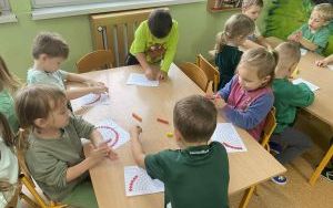 Dzień Edukacji Narodowej - Tydzień kolorów w grupie „Słoneczka”  (11)