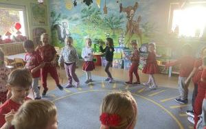 Dzień Edukacji Narodowej - Tydzień kolorów w grupie „Słoneczka”  (14)