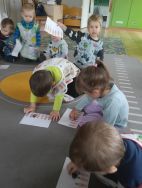 Krasnale poznają zdrowe jesienne warzywa (13)