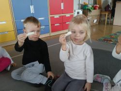 Krasnale poznają zdrowe jesienne warzywa (4)