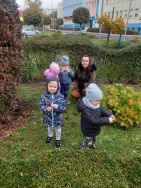 Krasnale sadzą szafirki (6)